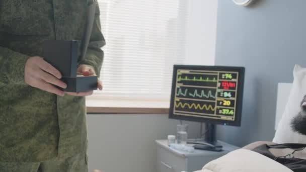 病院のベッドに横たわる頭部負傷のアフリカ系アメリカ人中尉 英雄主義の軍事賞を受賞 — ストック動画