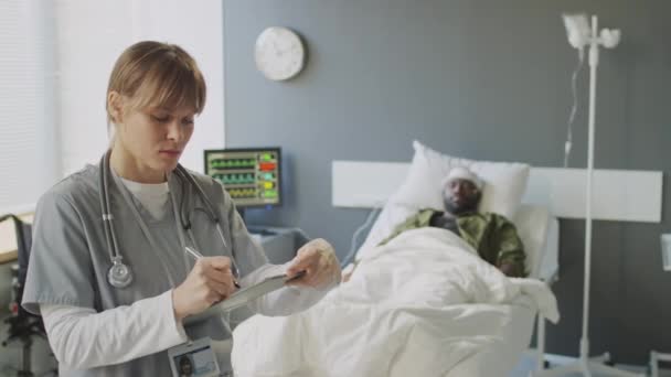 Mladá Dospělá Běloška Pracující Jako Lékařka Vojenské Nemocnici Která Stojí — Stock video