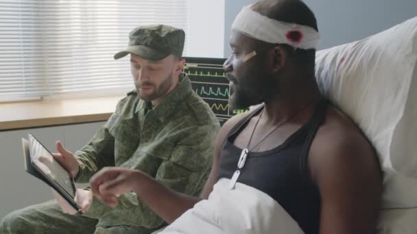 Caucasiano Serviceman Visitar Seu Amigo Afro Americano Hospital Militar Mostrando — Vídeo de Stock