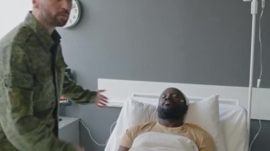 Askeri hastanedeki baygın arkadaşını ziyaret eden asker kalp krizi geçirdi ve doktor kalp masajı yapmaya çağırdı.