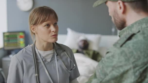 Captura Enfoque Selectiva Practicante Soldado Discutiendo Temas Salud Del Paciente — Vídeo de stock