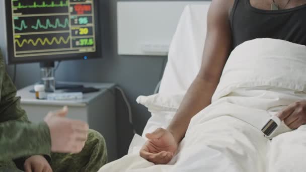 Section Moyenne Ralenti Patient Hôpital Militaire Méconnaissable Saluant Son Visiteur — Video