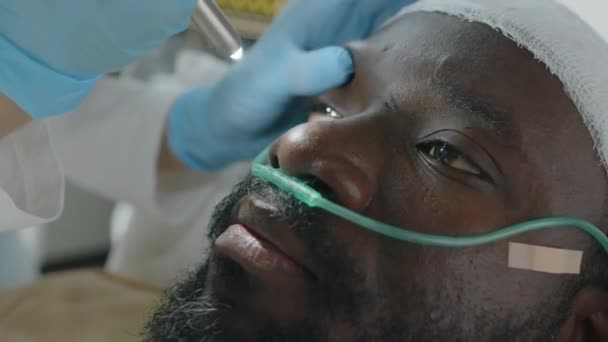 Zbliżenie Zdjęcia Lekarza Sprawdzającego Odpowiedź Źrenic Afroamerykańskiego Pacjenta Urazem Mózgu — Wideo stockowe