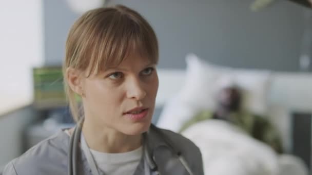 Hasta Ziyaretçileriyle Askeri Hastane Odasında Bir Şey Tartışan Kadın Doktorların — Stok video