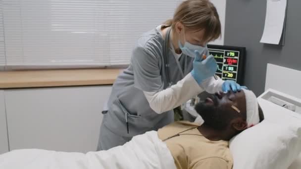 Médecin Portant Masque Vérifiant Réponse Pupillaire Puis Effectuant Une Ventilation — Video
