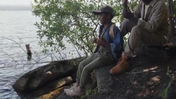 Afroameričan Senior Muž Jeho Vnuk Sedí Břehu Jezera Krmení Divoké — Stock video