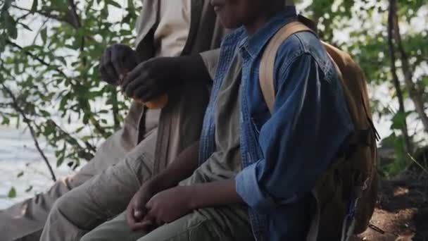 Ragazzo Afroamericano Suo Nonno Seduti Sulla Riva Del Lago Nutrire — Video Stock