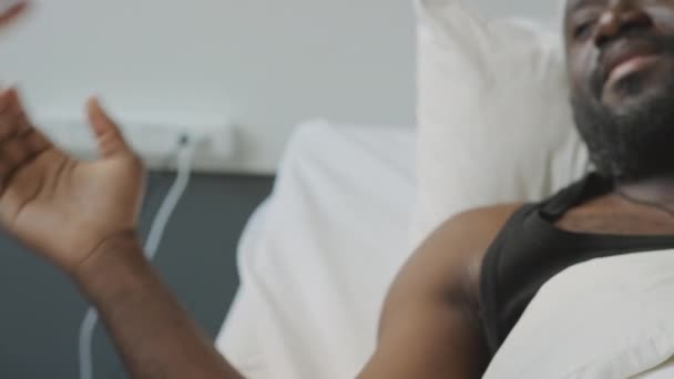 Close Slow Motion Shot Afroamerykańskiego Pacjenta Robi Uścisk Dłoni Nierozpoznawalnym — Wideo stockowe