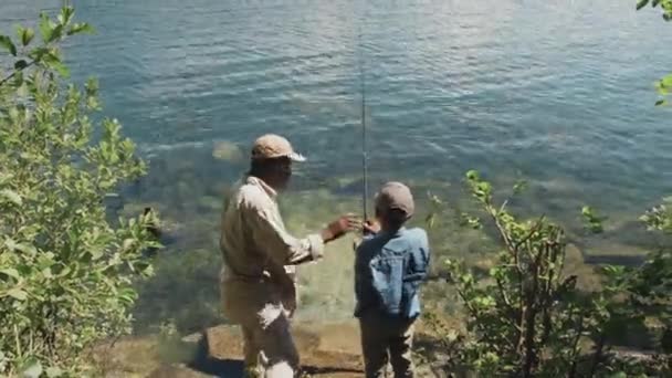 Vysoký Úhel Záběr Moderní Afroameričan Senior Muž Učí Svého Vnuka — Stock video