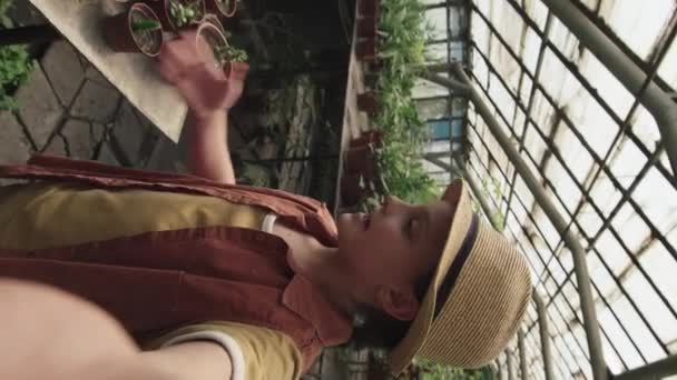 Fotografía Vertical Una Adolescente Grabando Video Sobre Invernadero Plantas Interior — Vídeos de Stock