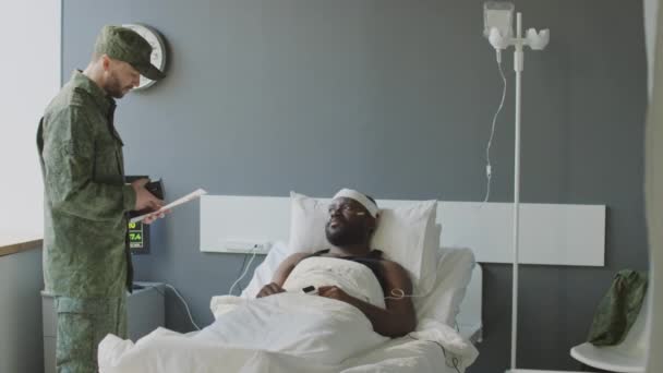 Soldado Afroamericano Herido Acostado Cama Habitación Del Hospital Militar Recibiendo — Vídeos de Stock