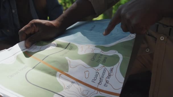 Střední Detailní Záběr Nerozpoznatelných Afroameričtí Turisté Čtení Mapy Při Pěší — Stock video