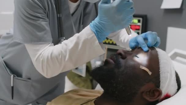 Soldado Negro Com Ferimento Bala Cabeça Sofrendo Agonia Médico Verificando — Vídeo de Stock