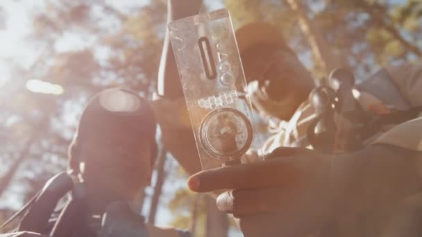Modern Maceraperest Afrikalı Amerikalı Son Sınıf Öğrencisi Torununun Dağ Ormanlarında — Stok video