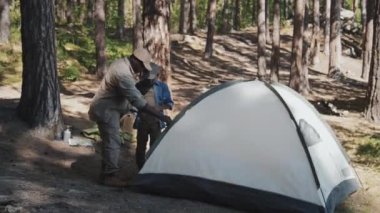 Afrika kökenli Amerikalı son sınıf öğrencisi ve torunu birlikte dağ ormanlarında çadır kurarak zaman geçiriyorlar.