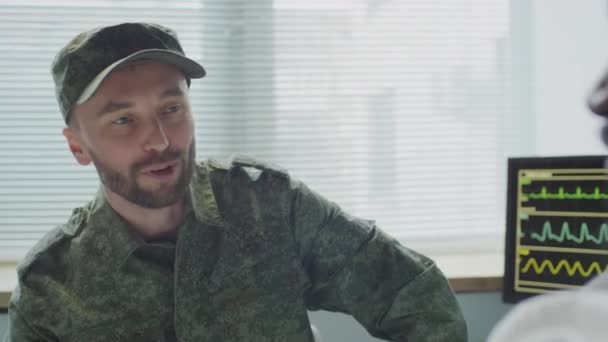 Selektivt Fokus Glada Kaukasiska Soldat Besöker Sin Bästa Vän Militärsjukhus — Stockvideo