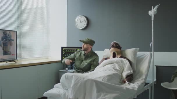 Afroamerikaner Mit Kopf Und Nackenverletzungen Und Kaukasischer Soldat Der Krankenzimmer — Stockvideo