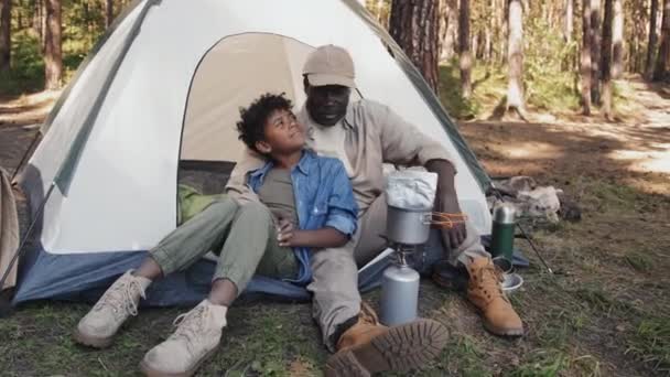 Moderní Africký Americký Dědeček Jeho Vnuk Sedí Táborovém Stanu Fotí — Stock video
