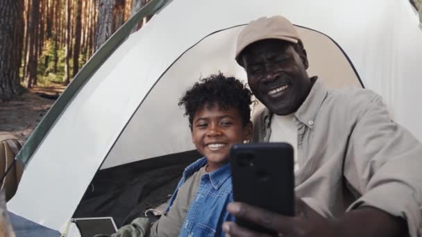 Veselý Afroameričan Starší Muž Jeho Vnuk Sedí Stanu Někde Lese — Stock video