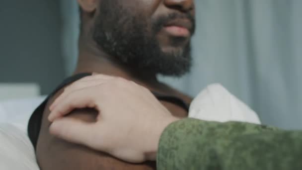 Tanınmayan Askerin Yavaş Çekim Yakın Çekimi Yaralı Arkadaşını Rahatlatıyor Destekliyor — Stok video