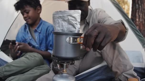 Выборочный Снимок Афроамериканского Дедушки Сидящего Палатки Лагеря Своим Внуком Выключающим — стоковое видео