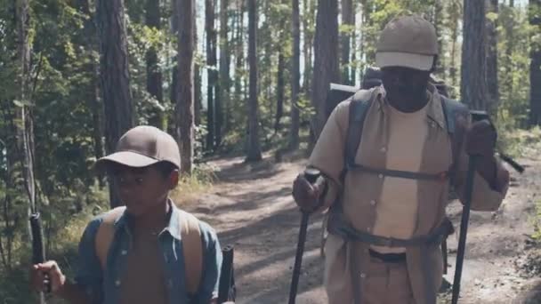 Mittlere Kamerafahrt Von Afroamerikanischem Großvater Und Seinem Teenager Enkel Beim — Stockvideo