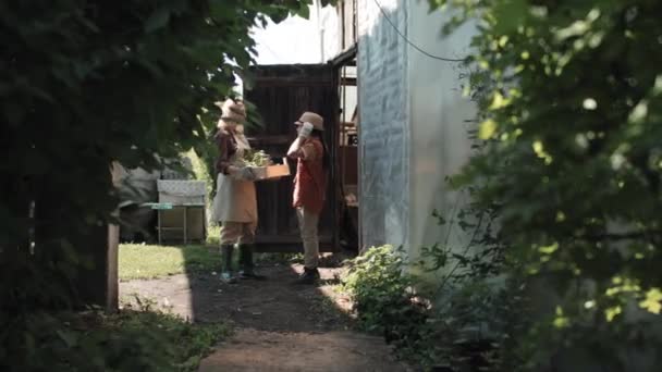 白人女性と孫娘の長い撮影は 晴れた夏の日に庭で一緒に働く時間を過ごしました — ストック動画