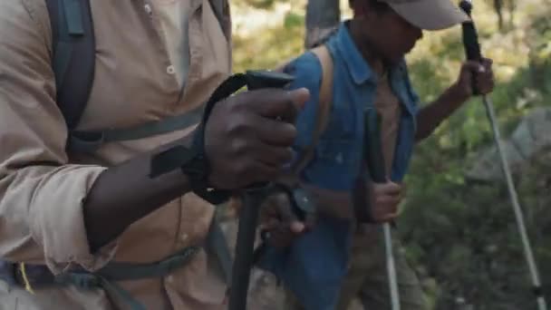 Selektivní Zaměření Záběr Afroameričan Senior Muž Jeho Vnuk Nosí Batohy — Stock video