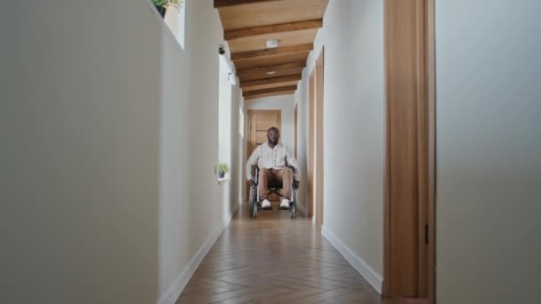 African American Man Rider Rullstol Längs Korridoren Mot Kameran Full — Stockvideo