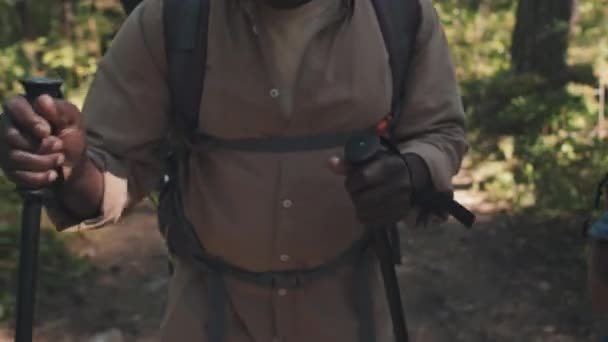 アクティブなアフリカ系アメリカ人の成熟した男性の追跡ショット 山で彼の孫ハイキングとバックパックの時間を着用 — ストック動画
