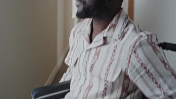 Luźne Zbliżenie Afroamerykanina Wózku Inwalidzkim Patrzącego Okna Kamery — Wideo stockowe