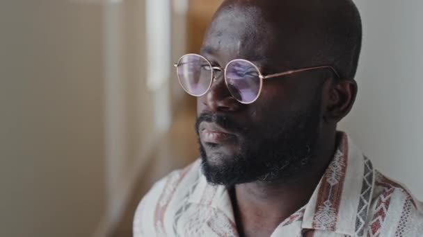 Allentato Primo Piano Uomo Nero Che Indossa Gli Occhiali Guardando — Video Stock
