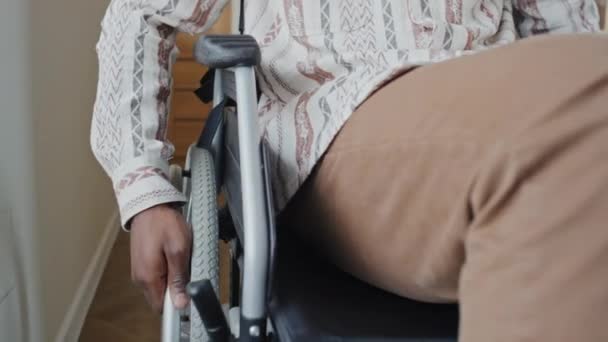 Midsection Tiro Homem Afro Americano Montando Cadeira Rodas Longo Corredor — Vídeo de Stock