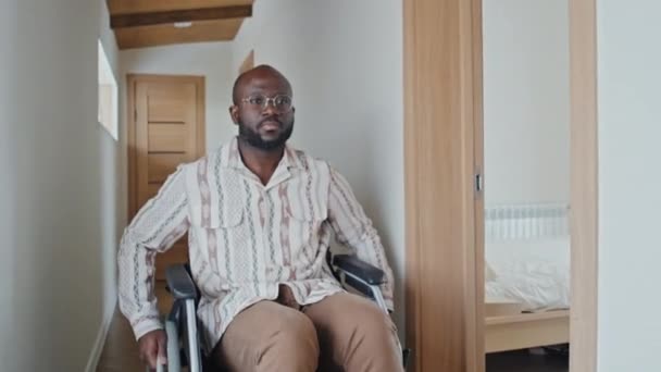 Африканський Американець Їде Інвалідному Кріслі Уздовж Коридору Камери Середній Повний — стокове відео