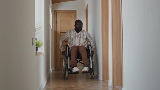 Filmagem Completa Homem Afro Americano Andando Cadeira Rodas Longo Corredor — Vídeo de Stock
