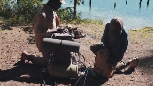 Aktif Siyah Dedem Torununun Güneşli Bir Yaz Günü Göl Kıyısında — Stok video