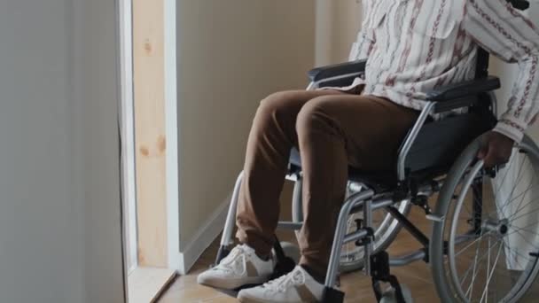 Średni Pełny Strzał Afroamerykanina Wózku Inwalidzkim Domu Patrzącego Kamerę — Wideo stockowe