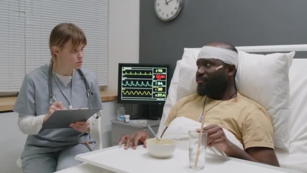 Afroamerykanin Wojskowy Głową Odpowiadający Lekarzom Pytania Jego Zdrowie Podczas Posiłku — Wideo stockowe