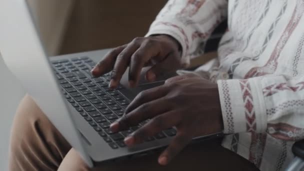 Обрезанный Снимок Афроамериканского Очкарика Печатающего Задумчиво Ноутбуке Вероятно Работающего — стоковое видео