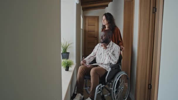 Pełne Ujęcie Afroamerykanina Wózku Uważnie Patrzącego Przez Okno Pokazującego Coś — Wideo stockowe