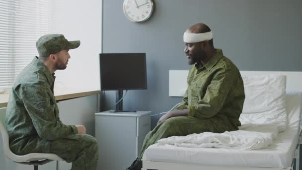 Soldado Caucásico Vistiendo Ropa Camuflaje Visitando Amigo Negro Moderno Hospital — Vídeos de Stock