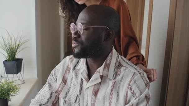 Volný Close Afroameričan Muž Invalidním Vozíku Mluví Flirtuje Mladou Běloškou — Stock video