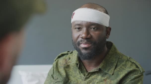 Kafasından Yaralanan Arkadaşıyla Sohbet Eden Afro Amerikan Askerinin Seçici Odak — Stok video