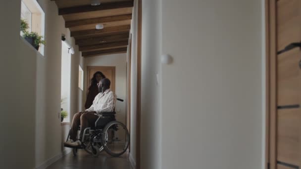 Kafkasyalı Genç Bir Kadın Tekerlekli Sandalyedeki Afrikalı Amerikalı Bir Adama — Stok video
