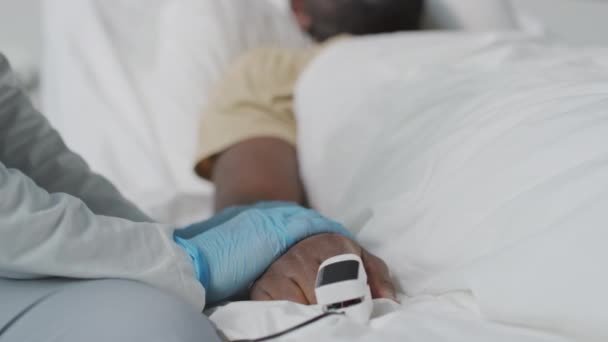 Foco Seletivo Movimento Lento Enfermeira Irreconhecível Confortando Seu Paciente Durante — Vídeo de Stock