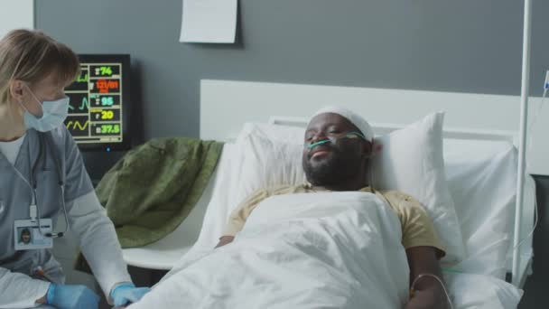 軍病院で働く女性医師は アフリカ系アメリカ人の患者と話し 彼を慰め サポートしています — ストック動画