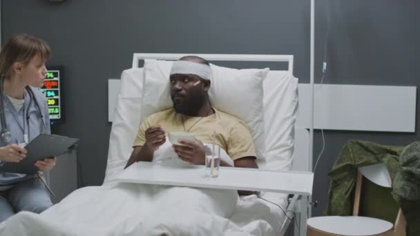 Soldado Afro Americano Com Lesão Cabeça Comendo Seu Jantar Conversando — Vídeo de Stock