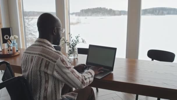 Homem Afro Americano Cadeira Rodas Digitando Laptop Provavelmente Trabalhando Sala — Vídeo de Stock
