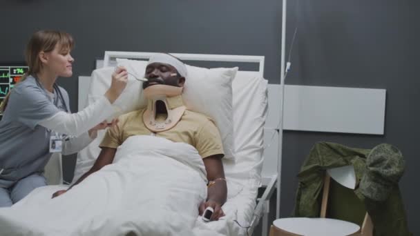 Modern Askeri Hastane Kaşığında Çalışan Profesyonel Hemşire Yaralı Siyah Askeri — Stok video