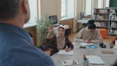 Göçmenlerin öğretmenlerine soru sorduğu dil dersine katılan Müslüman kadınların seçmeli odak noktası.